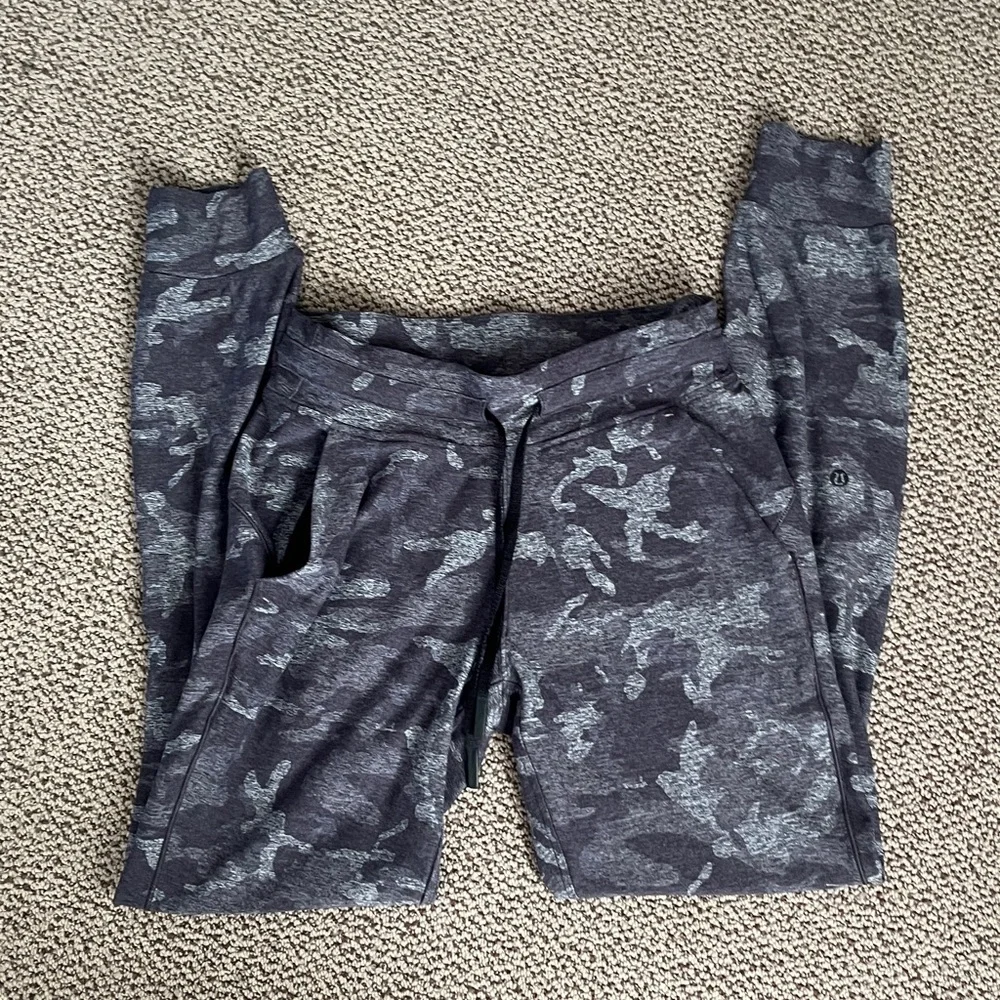 Lululemon camo joggers - Picture 2 of 7